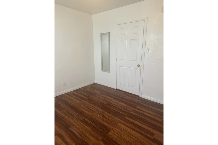 $900 : RENTO CUARTO C/UTILIDADES INC. image 4