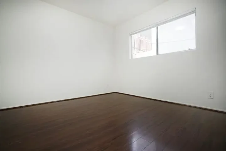 $1075 : 1H/1B amplio + parking inclu. image 1