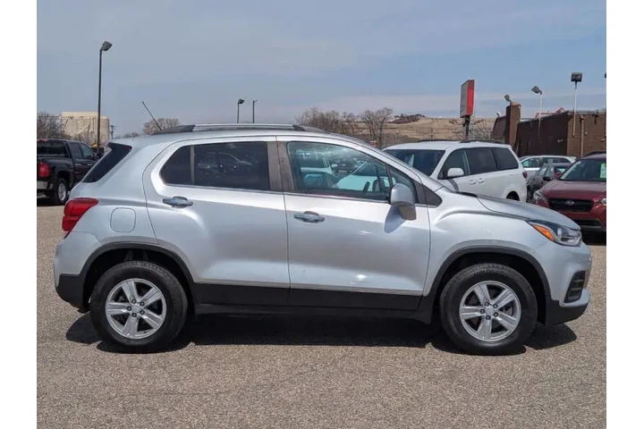 $9472 : 2017 Trax LT image 4