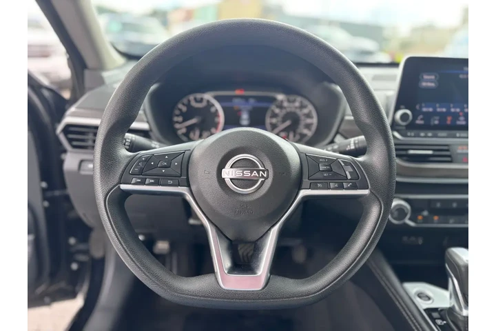 2023 Altima SV image 10
