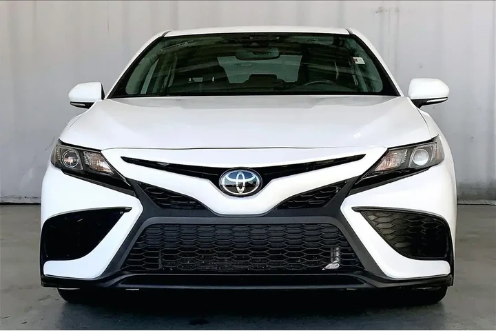 $23442 : Toyota Camry 2024 SE 4dr Sed image 2