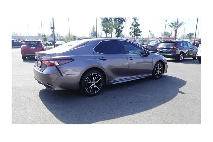 $24984 : 2022 Camry SE Sedan 4D image 6
