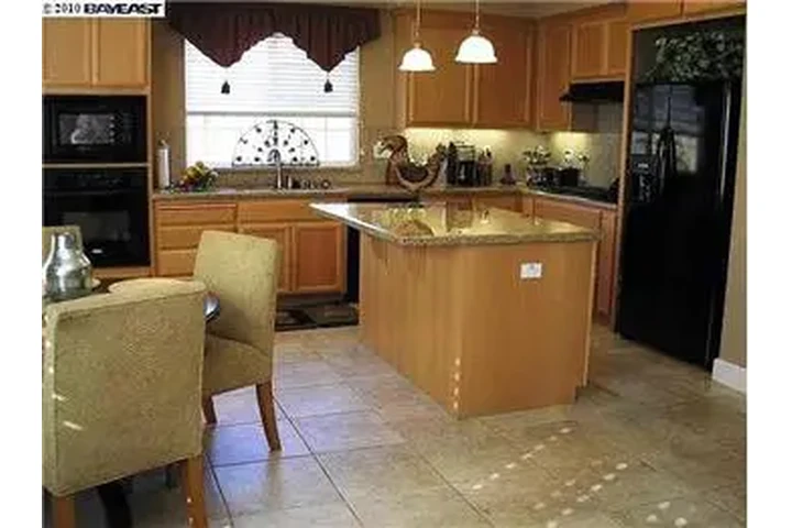 $3500 : Rental property with 4 bedro image 2