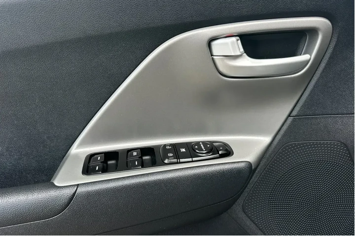 $17900 : Kia Niro Plug-In Hybrid 2018 image 10