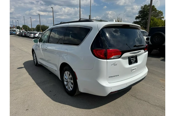 $8980 : 2017 Pacifica Touring-L FWD image 4