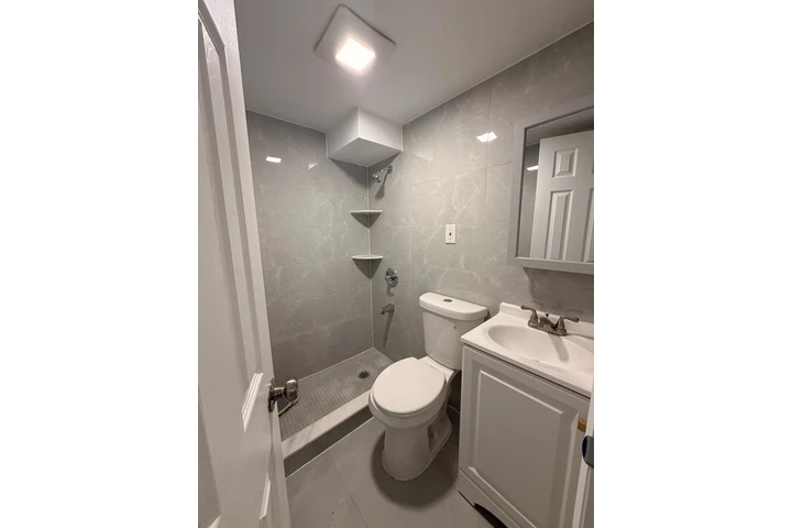 $2700 : apt 3 habitacion College Point image 2