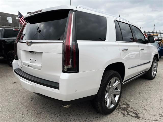 2017 Escalade 4WD 4dr image 4