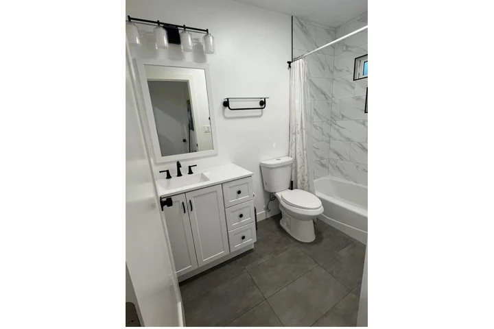 $1900 : Back house image 4