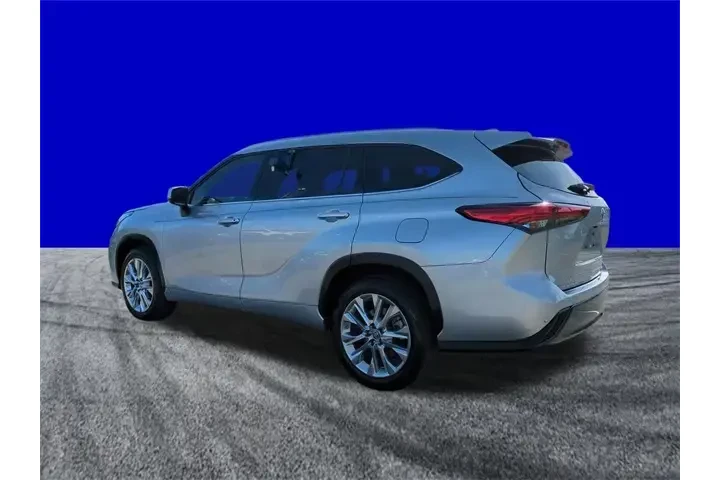 $32799 : Toyota Highlander 2023 L 4dr image 6