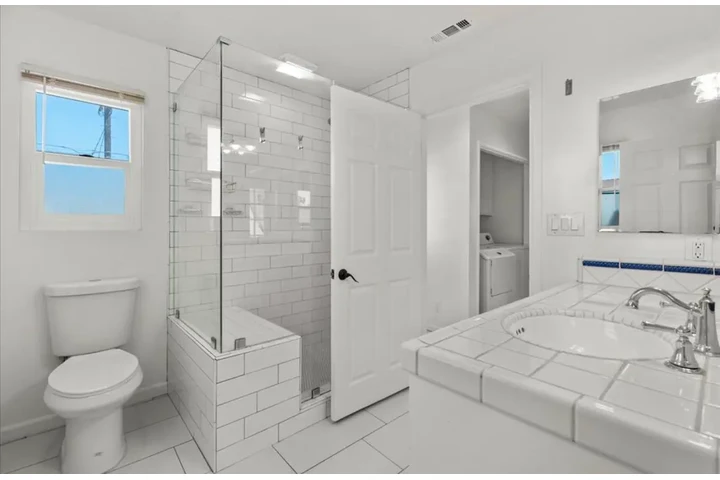 $2480 : Beautiful 3Bed 2Bath House, LA image 9