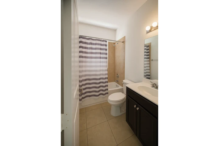 $1380 : Efficiency studio image 4