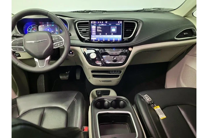 $25998 : Chrysler Pacifica Plug-In Hy image 9