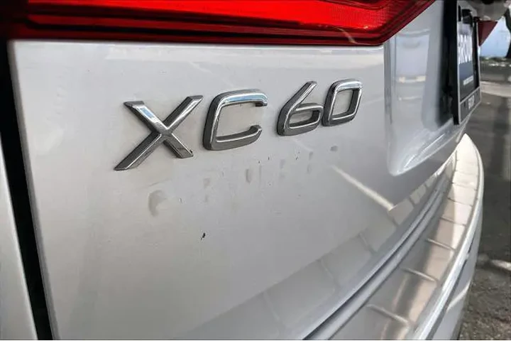$15576 : Volvo XC60 2021 AWD T6 Momen image 10