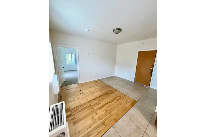 $1255 : Apartments image 4