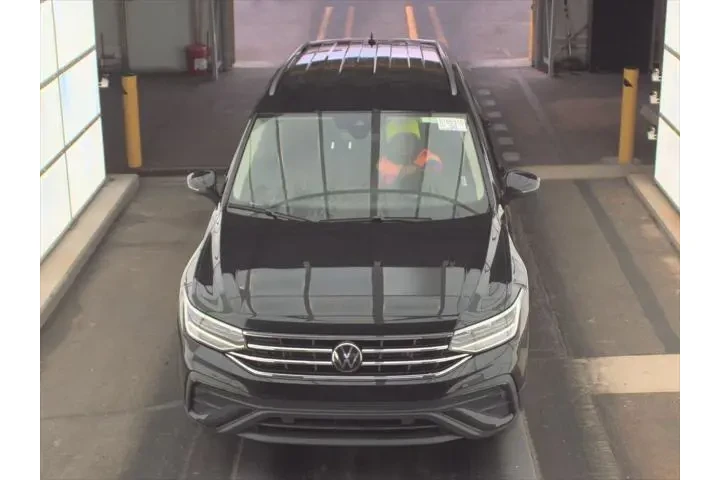 $22334 : Volkswagen Tiguan 2024 Wolfs image 2