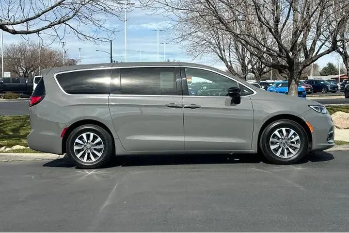 $39995 : Chrysler Pacifica Plug-In Hy image 8