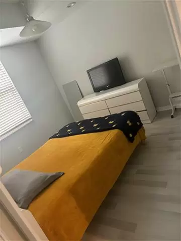 $1100 : Se renta habitación Doral FL image 1
