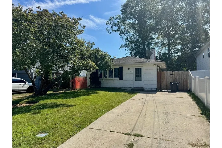 $800 : Beautiful Home...Mastic, NY image 1