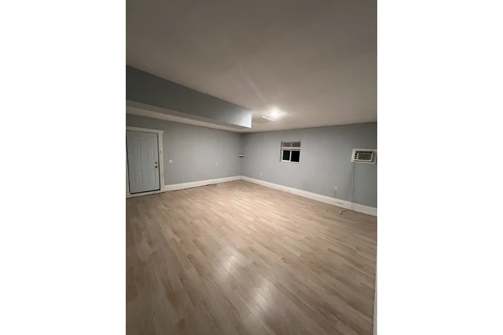 $975 : Garaje Remodelado con baño image 7