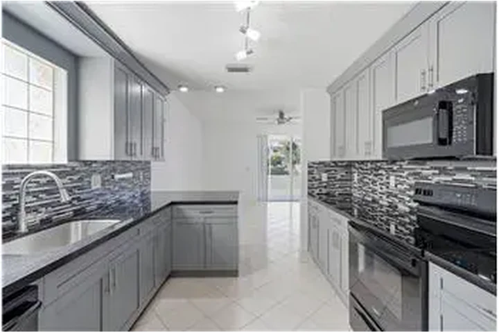 $4000 : Rental property with 3 bedro image 5