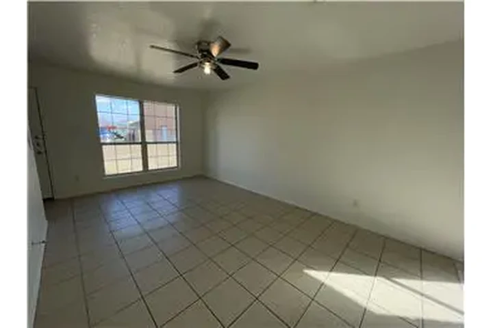 $950 : Rental property with 3 bedro image 7