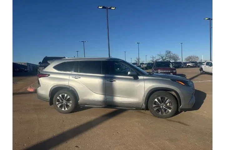$26995 : Toyota Highlander 2021 XLE 4 image 2