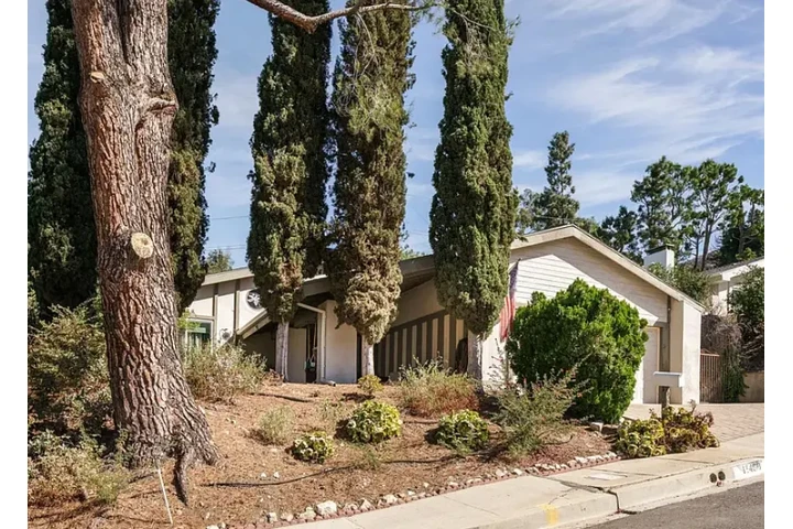 $2100 : 3 Bedroom 2 Bath Single Family image 2