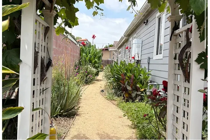 $2400 : Available 3Bed/2Bath in LA image 2