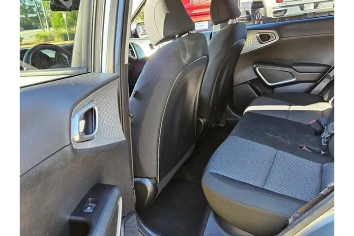 $17857 : Kia Soul 2024 LX 4dr Crossov image 7