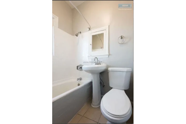 $1195 : 43rd Place Apartments image 7