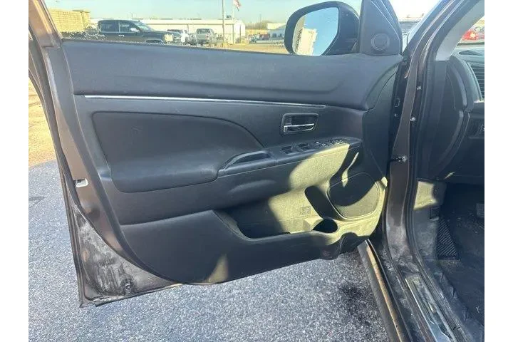 $11982 : Mitsubishi Outlander Sport 2 image 9