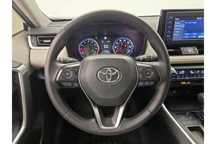 $23998 : Toyota RAV4 2019 XLE Premium image 10