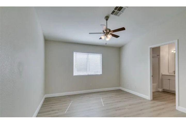 $1450 : 3Bedroom in Spring Valley image 6