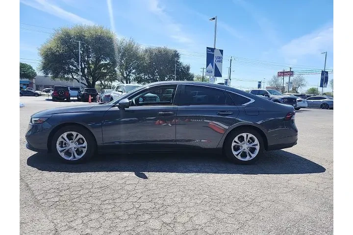 $28698 : Honda Accord 2025 LX 4dr Sed image 4