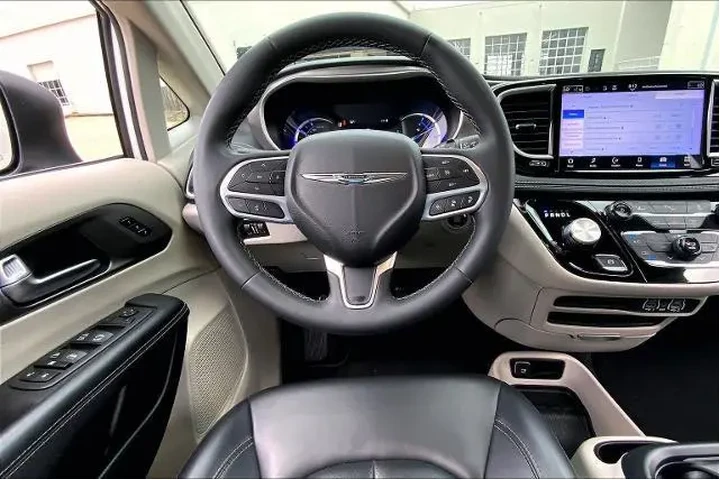 $25889 : Chrysler Pacifica Plug-In Hy image 6