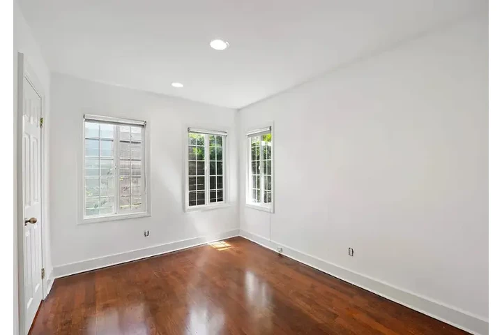 $2550 : 3 Bed Home in N Plymouth Blvd image 5