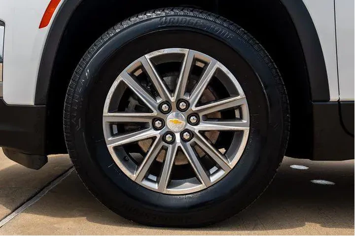 $28687 : Chevrolet Traverse 2023 LT C image 3