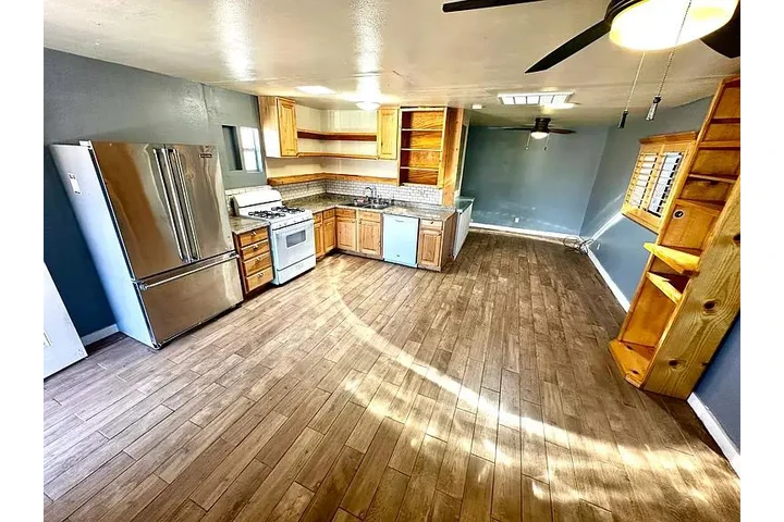 $750 : casa de barrio familiar establ image 5