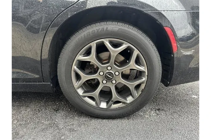 $17000 : Chrysler 300 2018 AWD Tourin image 5