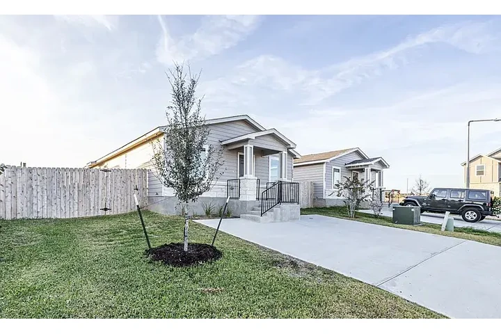 $1250 : HOUSE RENT AVAILABLE LAREDO TX image 3