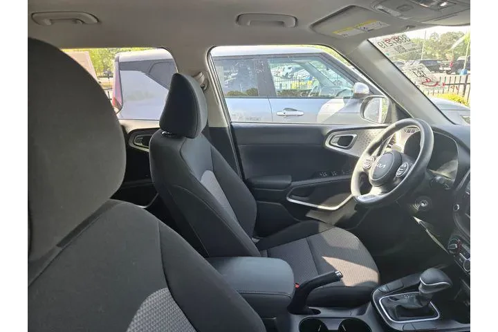 $24200 : Kia Soul 2025 LX 4dr Crossov image 5