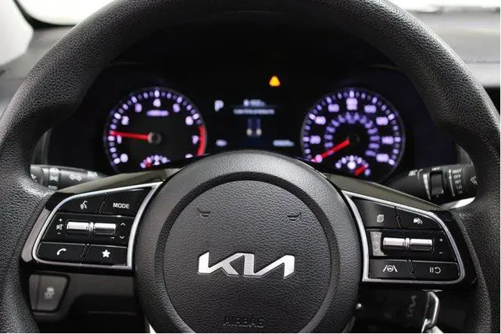 $17989 : Kia Forte 2023 LXS 4dr Sedan image 7