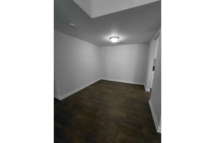 $945 : 1 Bedroom Available Now !! :D image 2