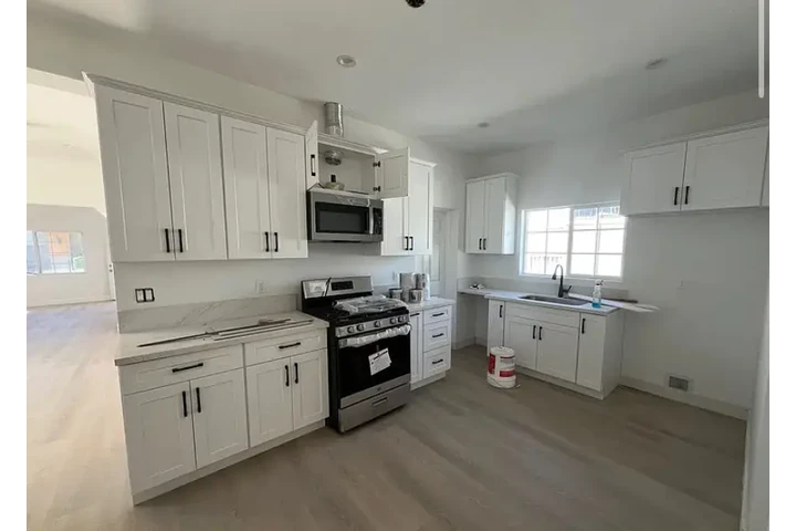 $2350 : Great Spacious Home for Rent image 1