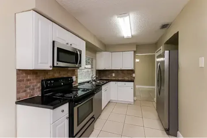 $2200 : 2 Bed 2 bath House in Miami image 3
