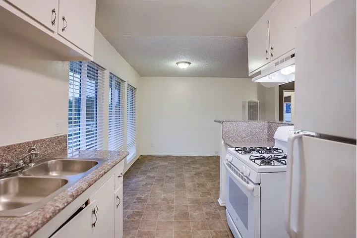 $1800 : Apartment Building image 6