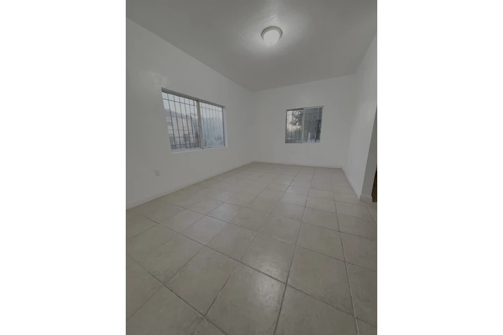 $2350 : Apartamento en Compton image 1