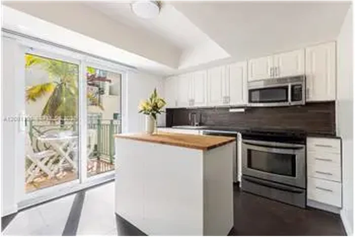 $4000 : Rental property with 1 bedro image 3