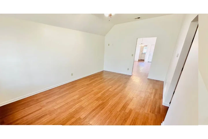 $1600 : Rent image 5