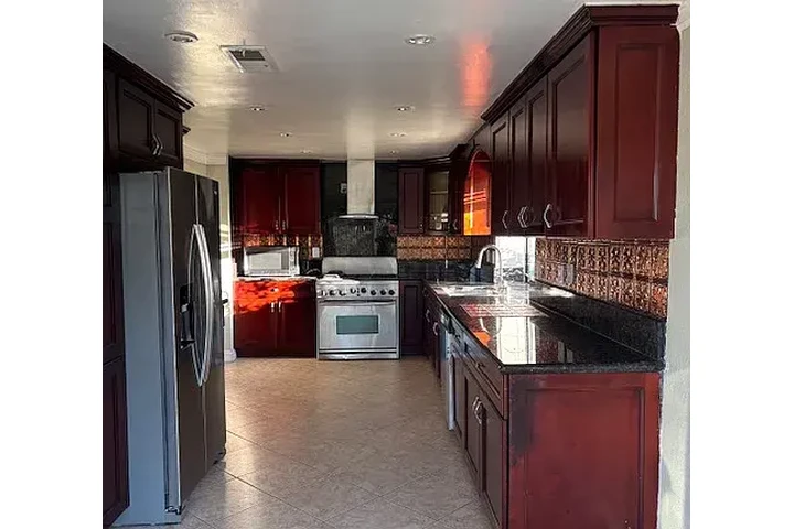 $1200 : E Silverspur Trl, Anaheim, CA image 3